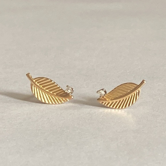14K Solid Yellow Gold Leaf Stud Earrings, Diamond Accents. Vintage - Real Gold - Picture 4 of 12